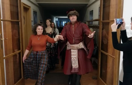 Na zdjęciu osoby w strojach z epoki