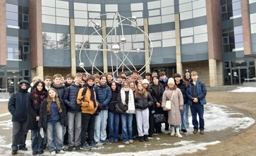 grupa młodzieży przed wydziałem FAiIS UJ w Krakowie