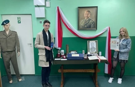 chłopiec i obraz leopolda okulickiego