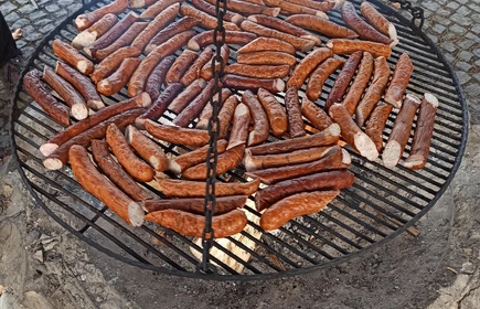 Grill z kiełbasami