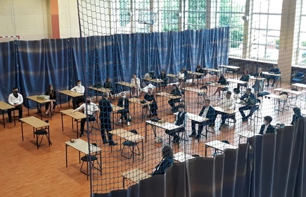 Na zdjęciu sala gimnastyczna  z uczniami
