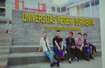 Grupowe zdjęcie przed uniwersytetem w Indonezji