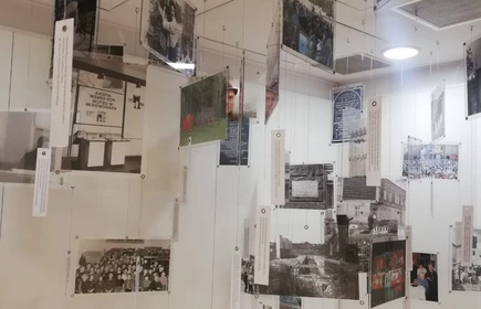 Instalacja wiszących zdjęć i innych materiałów