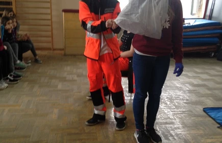 Warsztaty dla gimnazjalist&oacute;w Jak udzielić pierwszej pomocy 7