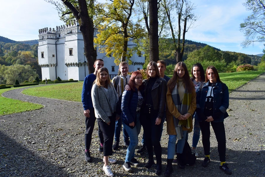 Grupowe zdjęcie uczestników przed muzeum