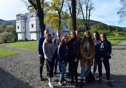 Grupowe zdjęcie uczestników przed muzeum