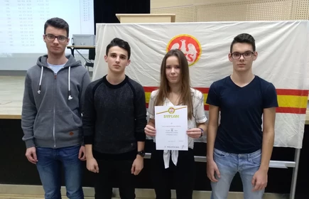Na zdjęciu uczniowie wraz z dyplomem 