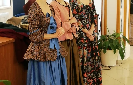 Na zdjęciu kobiety i mężczyźni  w strojach z epoki podczas tańczenia