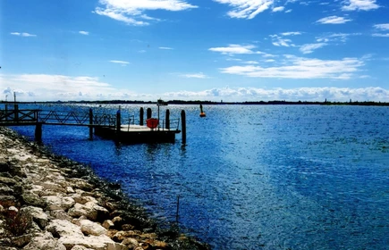 Na zdjęciu pomost oraz kamienista plaża