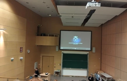 grupa młodzieży w sali wykładowej