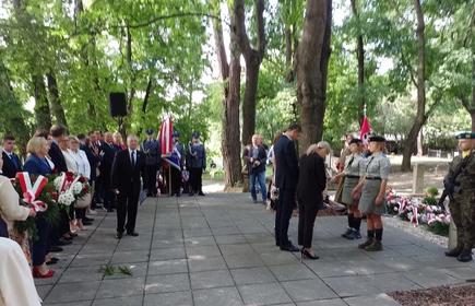 uczestnicy uroczystości składaą wieńce