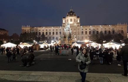 uczniwie spacerują podczas wycieczki