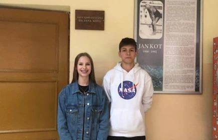 dzieci na tle ściany