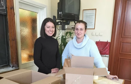 Panie z kartonami pełnymi dóbr