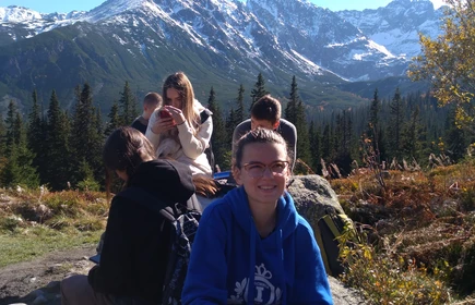 Dzieci na tle g&oacute;rskiego krajobrazu