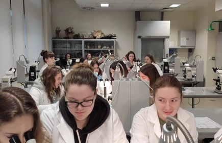 Zdjęcie uczniów w laboratorium 