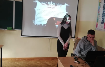 Na zdjęciu uczniowie w trakcie wykładu