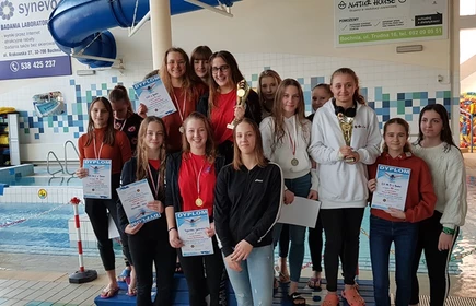 Grupowe zdjęcie wszystkich wszystkich zwycięskich uczennic