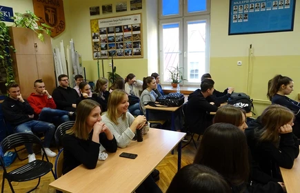 Zdjęcie prezentuję uczniów siedzących w klasie