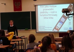 Na zdjęciu wykładowca oraz głowy uczniów