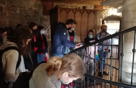 Grupowe zdjęcie uczniów w trakcie zwiedzania muzeum 