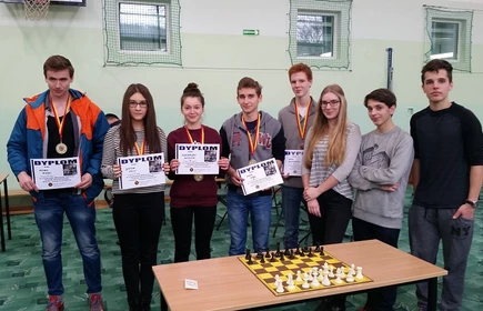 Nasi szachiści najlepsi na zawodach powiatowych.1