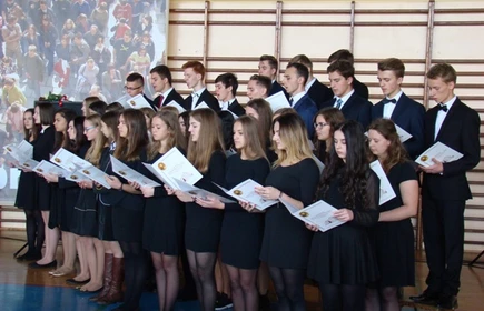 Dwudziestu Dyrektor&oacute;w i ślubowanie klas pierwszych 16