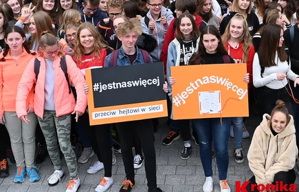 Na zdjęciu uczniowie trzymający plakaty #jestnaswięcej 
