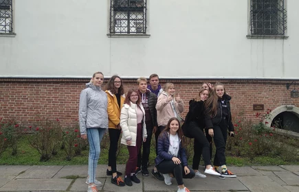 Grupowe zdjęcie uczniów na tle budynku 