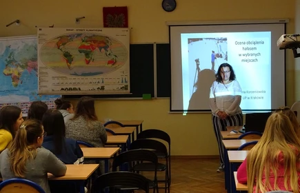 Na zdjęciu osoba prowadząca wykład oraz słuchacze 