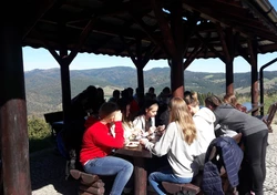 Grupowe zdjęcie w trakcie jedzenia obiadu