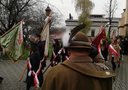 Na zdjęciu uczniowie niosący sztandary 