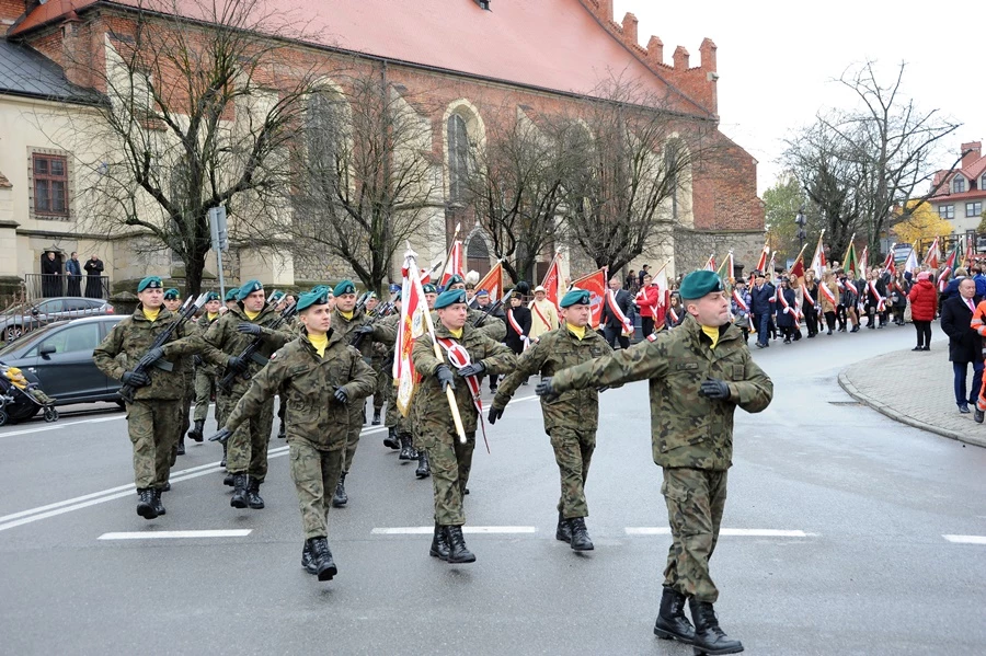 Żołnierze maszerujący ulicami Bochni 