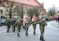 Żołnierze maszerujący ulicami Bochni 