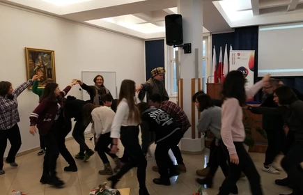 Uczniowie podczas zabawy tanecznej 