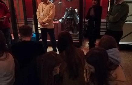 Grupa os&oacute;b podczas wykładu w muzeum 