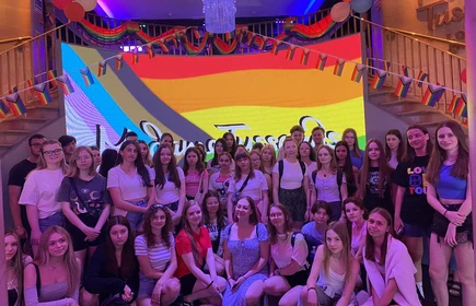 uczniowie siedzący w sali